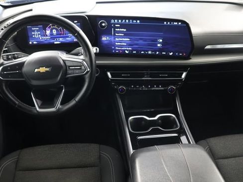 Used 2024 Chevrolet Traverse LT FWD image 2