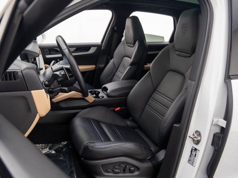 Certified 2024 Porsche Cayenne image 5