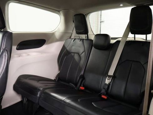 Used 2023 Chrysler Pacifica Touring-L image 27