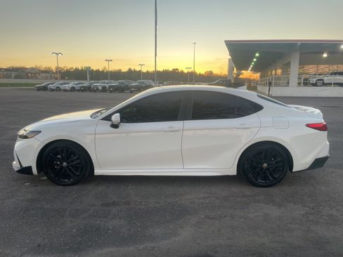 Used 2025 Toyota Camry SE image 4