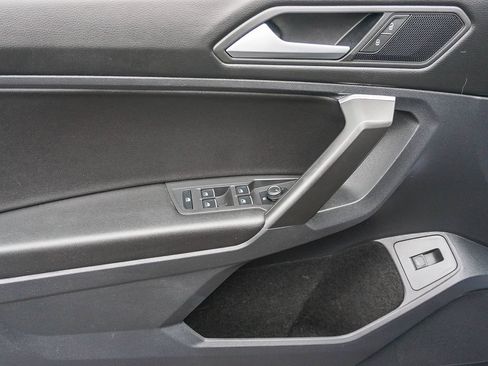 Used 2021 Volkswagen Tiguan SEL FWD image 19