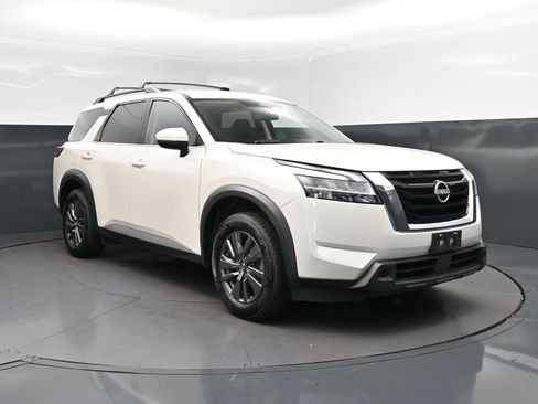 Used 2022 Nissan Pathfinder SV FWD image 9