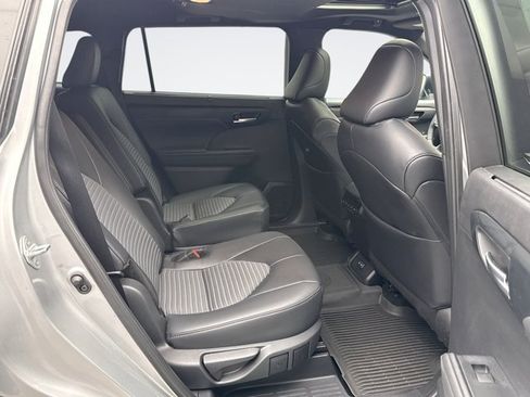Used 2024 Toyota Highlander XSE AWD/4WD image 19