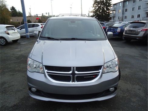 Used 2019 Dodge Grand Caravan SXT image 2