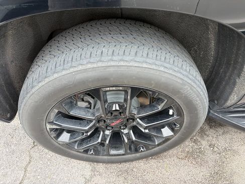 Used 2023 GMC Yukon SLT w/ SLT Premium Package AWD/4WD image 13