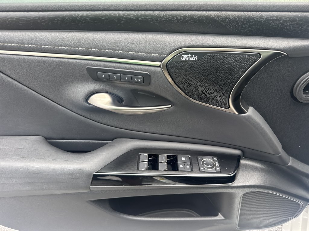 Used 2022 Lexus ES 300h w/ Premium Package FWD image 10