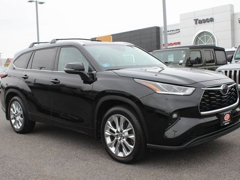 Used 2024 Toyota Highlander Limited image 1