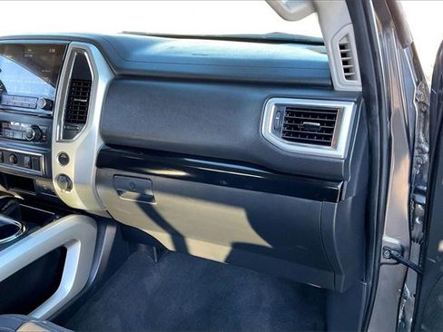 Used 2021 Nissan Titan SV w/ SV Convenience Package image 16