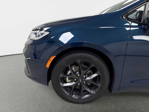 Used 2025 Chrysler Pacifica Limited FWD image 18