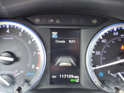 Used 2019 Toyota Highlander XLE AWD/4WD image 18