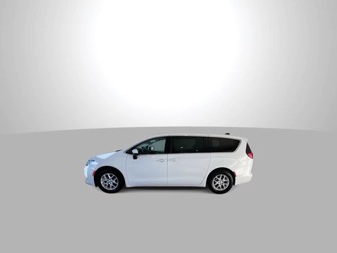 Used 2023 Chrysler Voyager LX FWD image 5