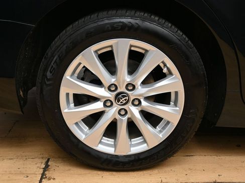 Used 2018 Toyota Camry LE FWD image 13