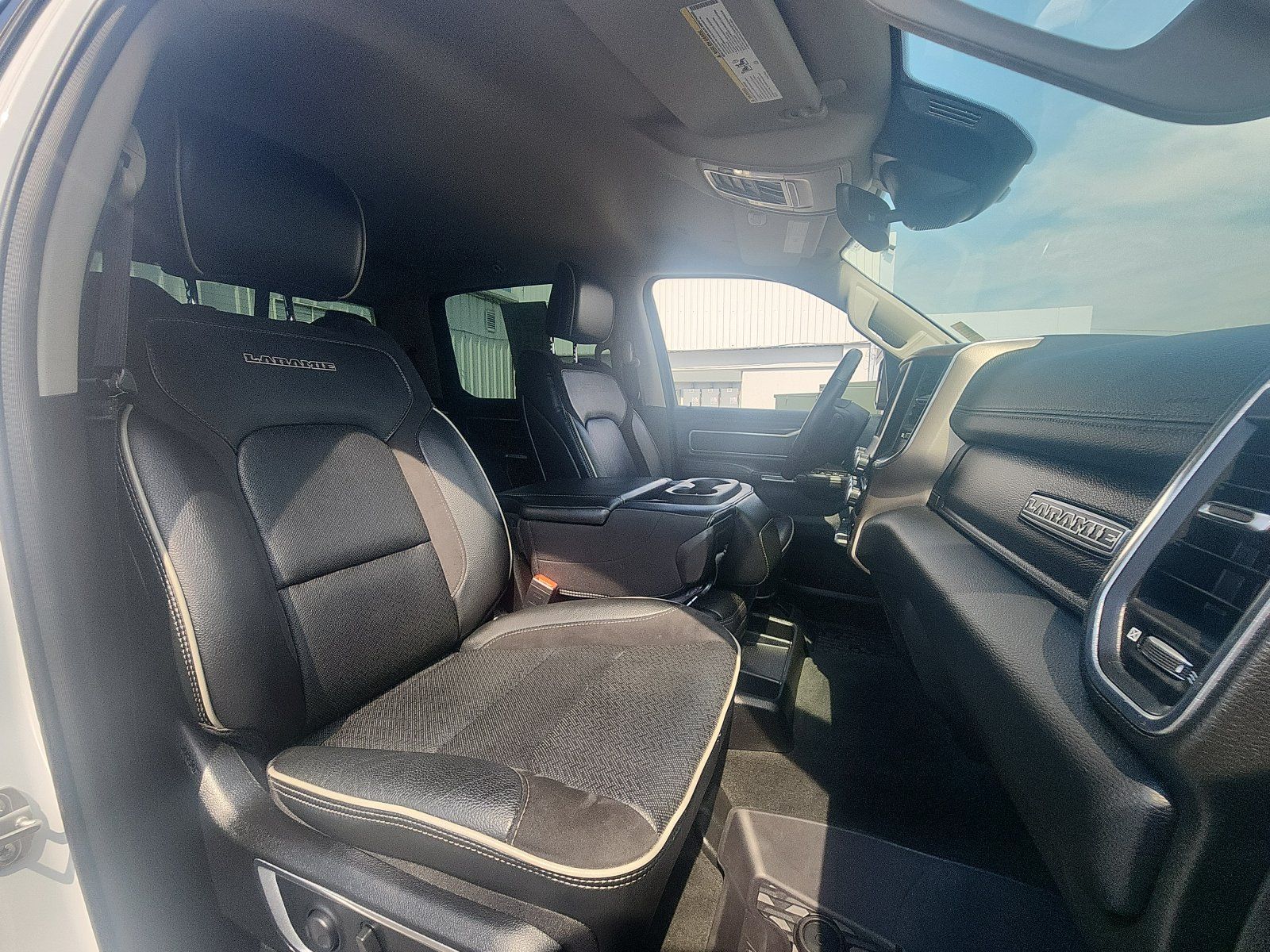 Used 2022 RAM 1500 Laramie AWD/4WD image 23