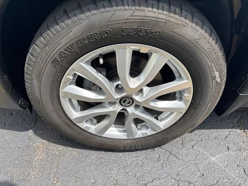 Used 2017 Nissan Rogue SV AWD/4WD image 16