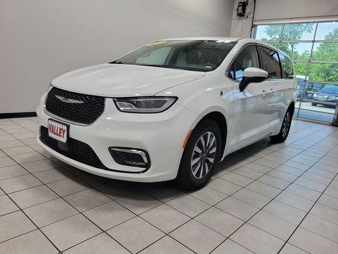 Used 2023 Chrysler Pacifica Touring-L FWD image 7