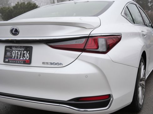 Used 2019 Lexus ES 300h w/ Accessory Package 2 image 17