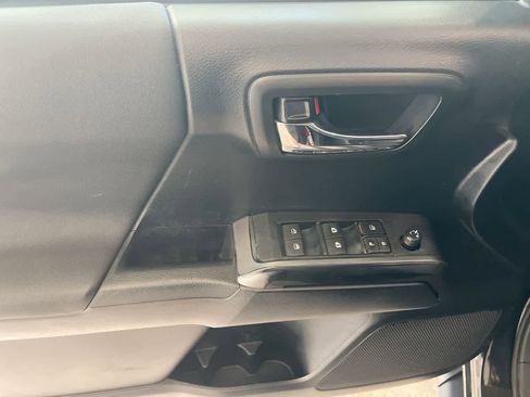 Used 2019 Toyota Tacoma TRD Off-Road w/ TRD Premium Off Road Package image 13