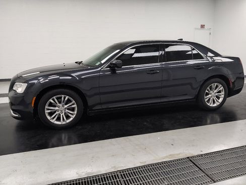 Used 2018 Chrysler 300 Touring L RWD image 2