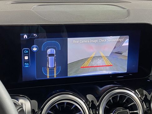 Used 2025 Mercedes-Benz GLB 250 4MATIC image 26