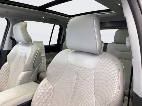 Used 2022 Jeep Grand Cherokee Summit image 10