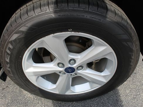 Used 2018 Ford Edge SE FWD image 16