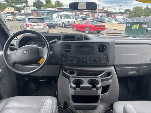 Used 2014 Ford E-250 and Econoline 250 Extended w/ Power Group RWD image 12