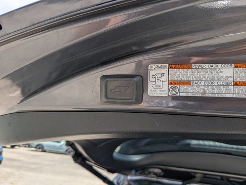 Used 2018 Toyota RAV4 XLE FWD image 14