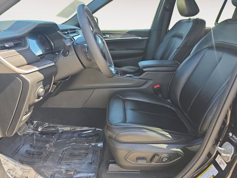 Used 2024 Jeep Grand Cherokee Limited w/ Black Appearance Package image 23