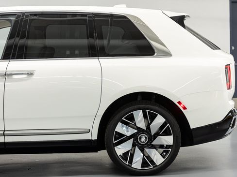 New 2026 Rolls-Royce Cullinan AWD/4WD image 17