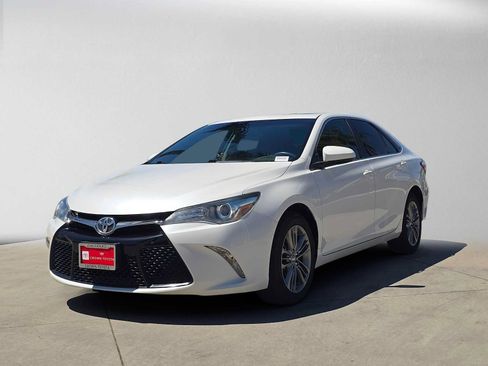 Used 2017 Toyota Camry SE w/ Moonroof Package FWD image 7