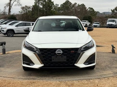 Used 2023 Nissan Altima 2.5 SR w/ SR Premium Package image 2