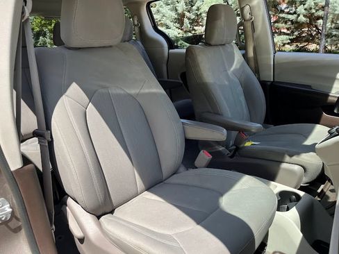 Used 2017 Chrysler Pacifica Touring FWD image 38