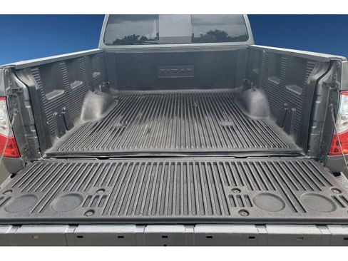 Used 2018 Nissan Titan SV RWD image 9