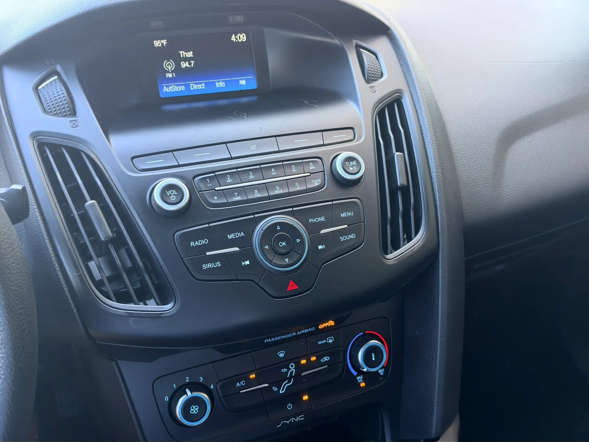 Used 2018 Ford Focus SE FWD image 25
