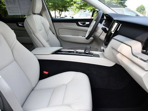 Certified 2024 Volvo XC60 B5 Plus w/ Protection Package Premier AWD/4WD image 32