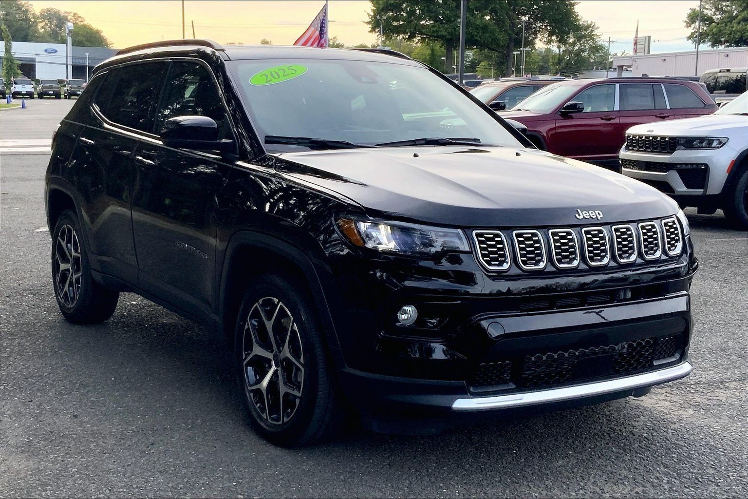 Used 2025 Jeep Compass Limited w/ Sun & Sound Group AWD/4WD image 2