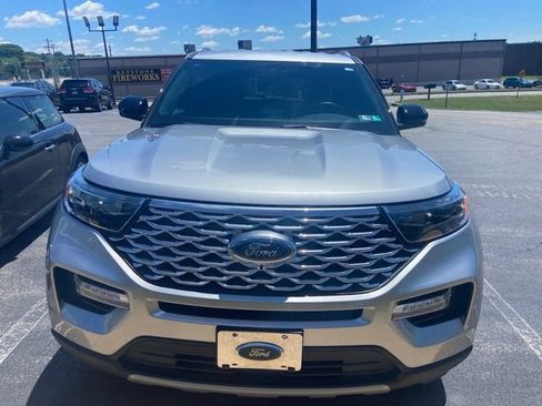 Used 2023 Ford Explorer Platinum w/ Technology Package AWD/4WD image 2