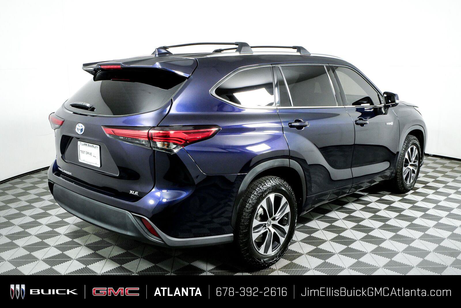 Used 2021 Toyota Highlander XLE FWD image 3