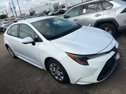 Used 2025 Toyota Corolla LE FWD image 6