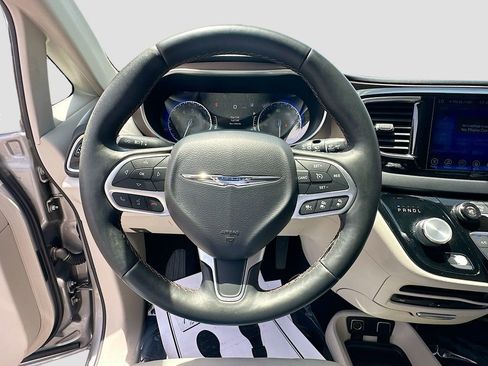 Used 2017 Chrysler Pacifica Touring-L Plus w/ Advanced Safetytec Group FWD image 11
