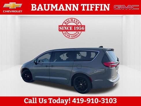 Used 2023 Chrysler Pacifica Touring-L image 2