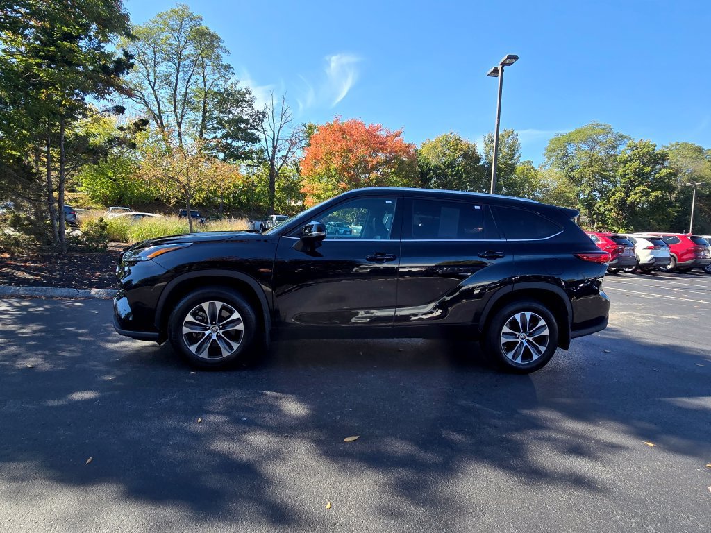 Used 2022 Toyota Highlander XLE AWD/4WD image 3
