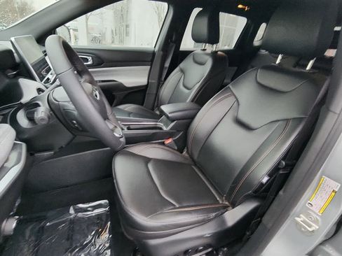 Used 2024 Jeep Compass Latitude image 10