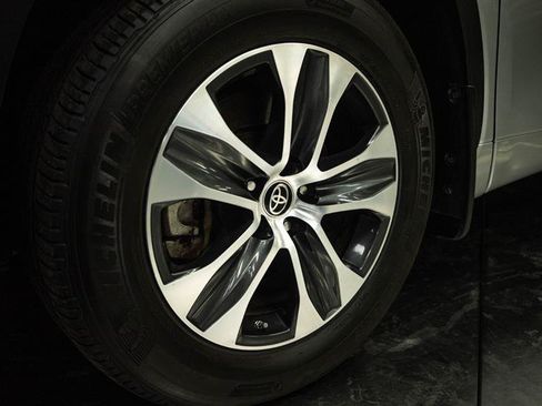 Used 2023 Toyota Highlander XLE AWD/4WD image 3