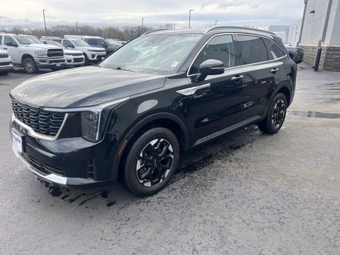 Used 2024 Kia Sorento S image 2