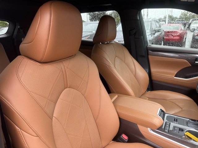 Certified 2021 Toyota Highlander Platinum FWD image 17