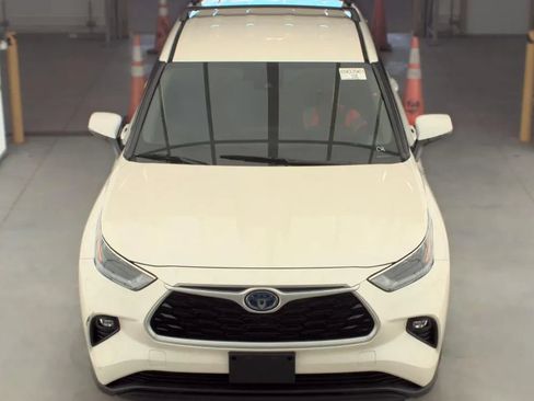 Used 2021 Toyota Highlander LE AWD/4WD image 2