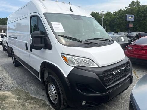Used 2024 RAM ProMaster 2500 w/ Convenience Group FWD image 2