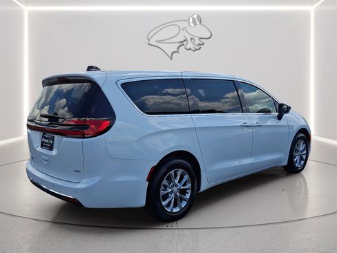 New 2026 Chrysler Pacifica Select AWD/4WD image 4