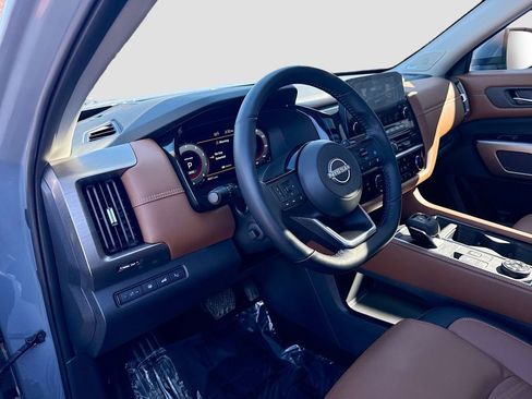 Used 2025 Nissan Pathfinder Platinum image 5